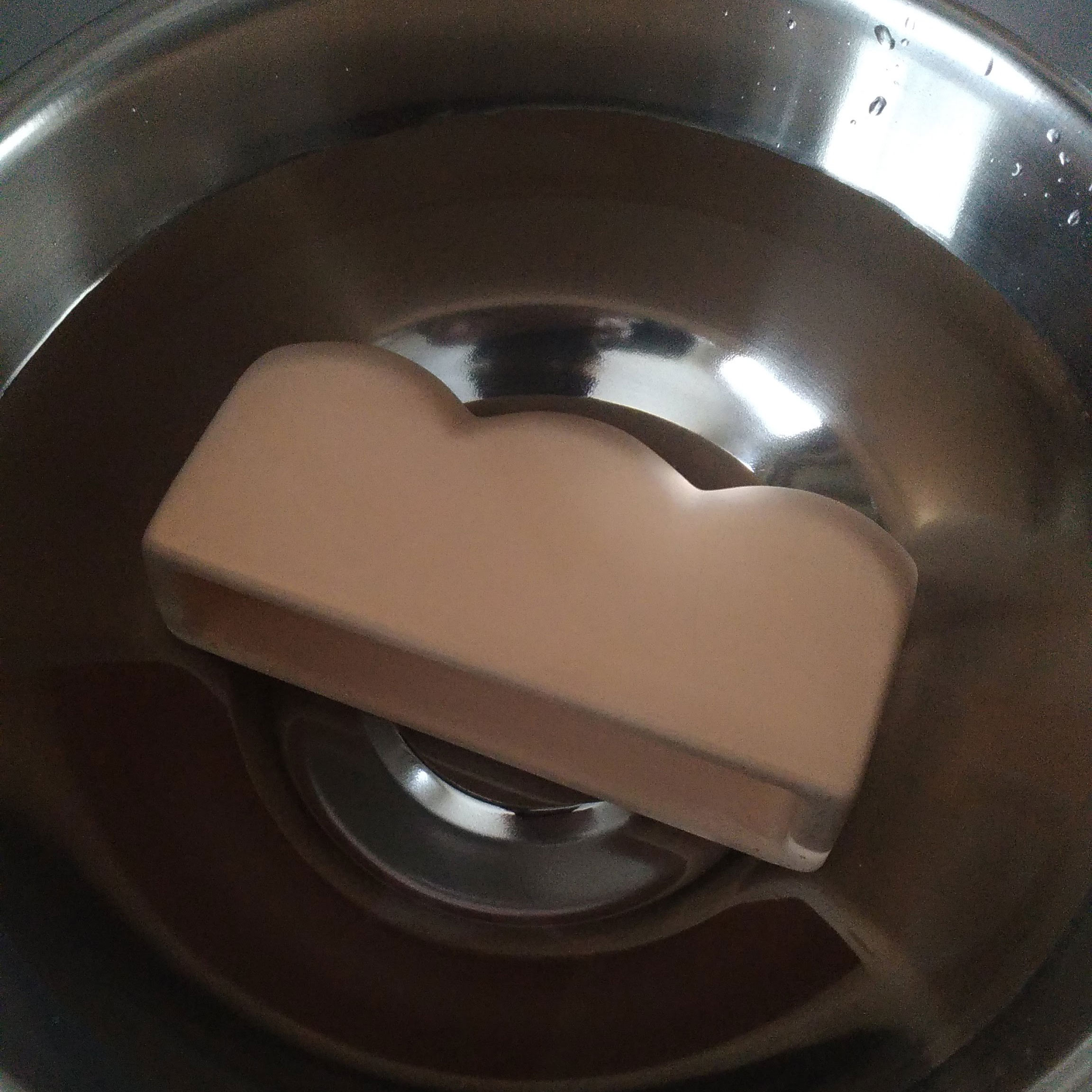 トーストスチーマーを水に浸す